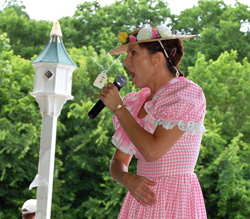 Minnie Pearl Impersonator Lori Stegner